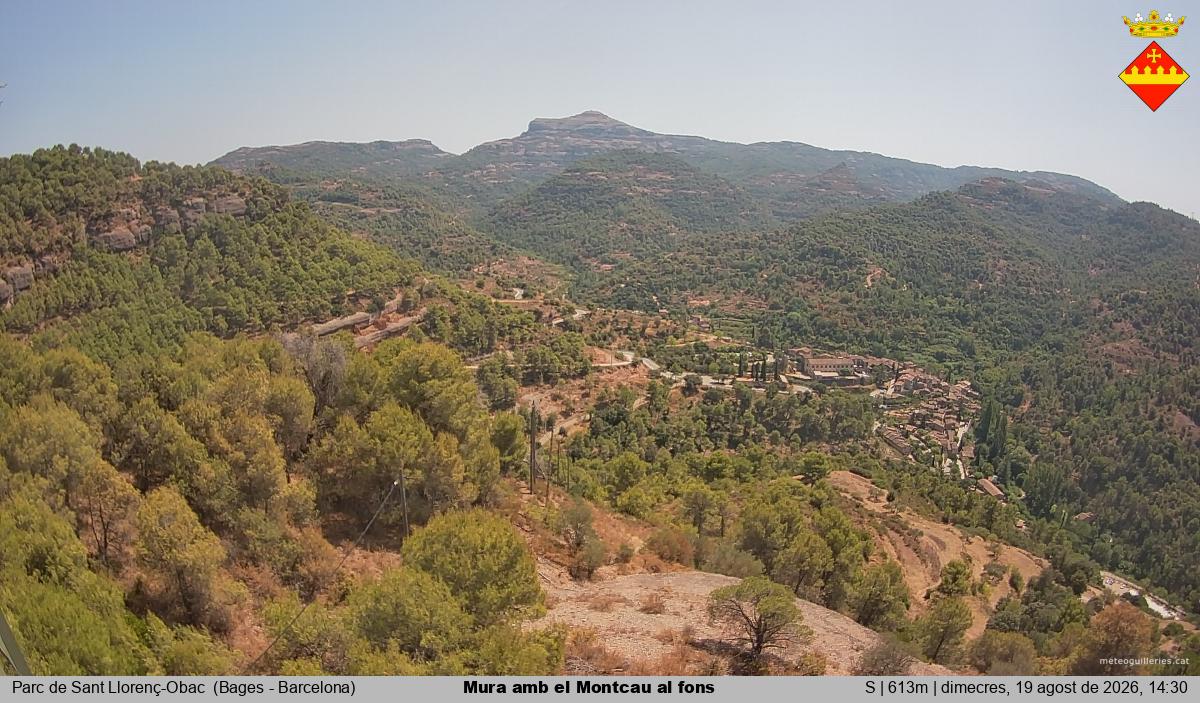 Mura amb el Montcau al fons