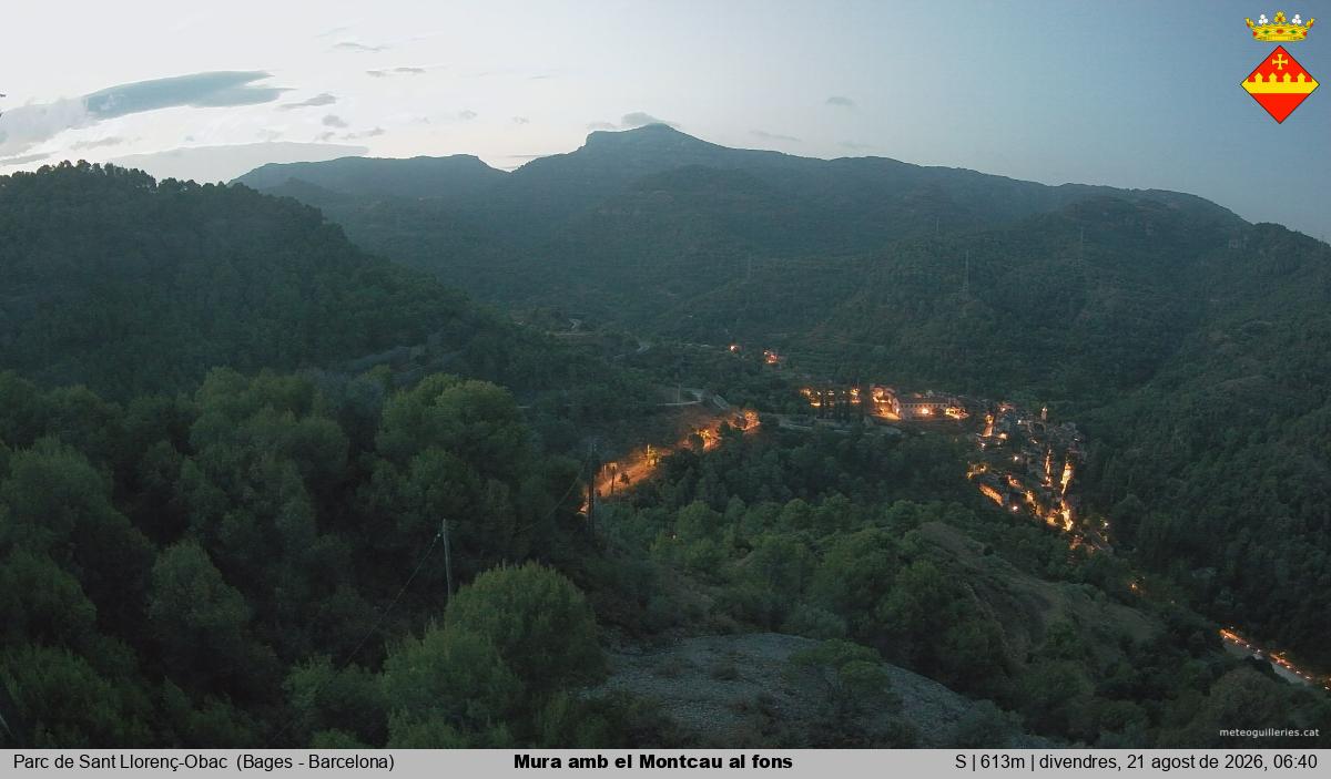 Mura amb el Montcau al fons