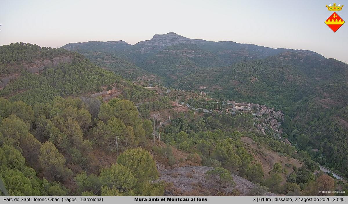 Mura amb el Montcau al fons
