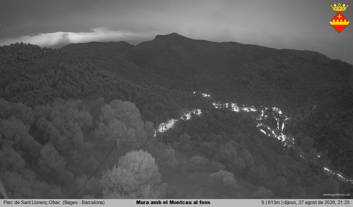Mura amb el Montcau al fons