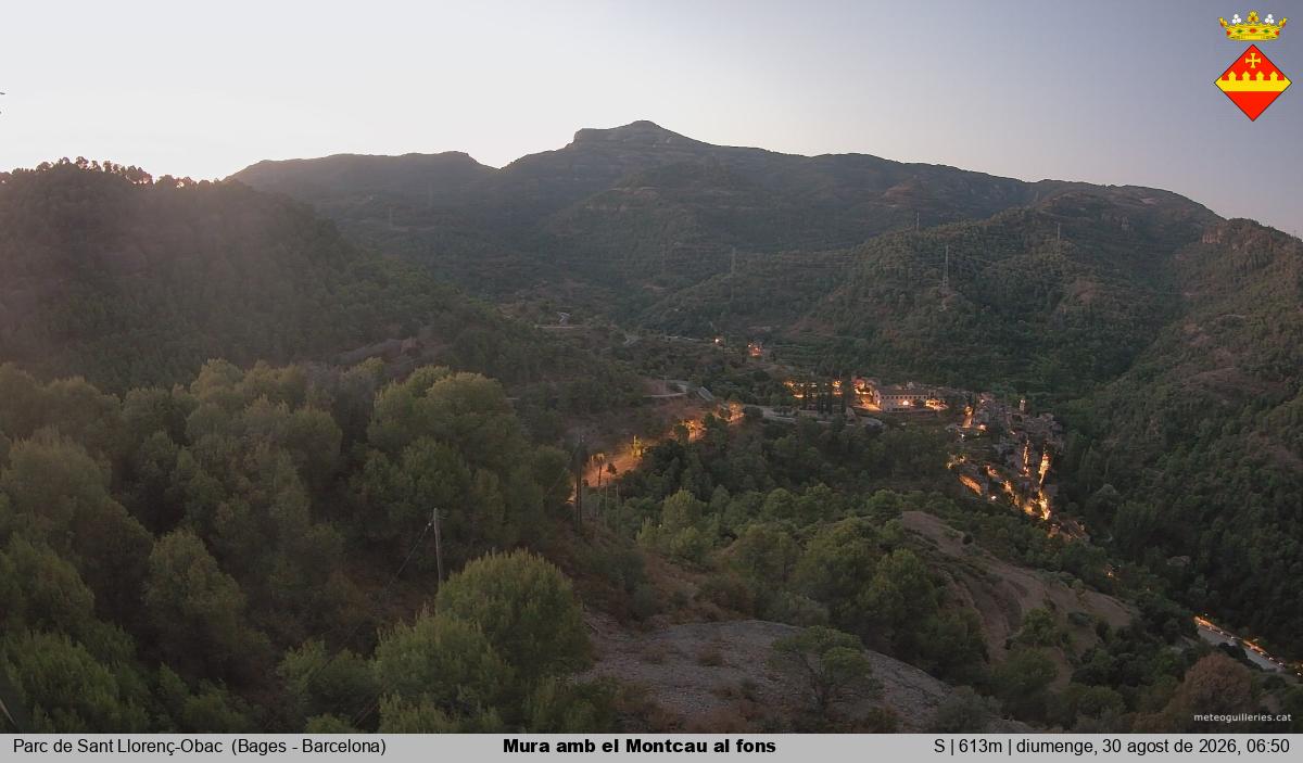 Mura amb el Montcau al fons