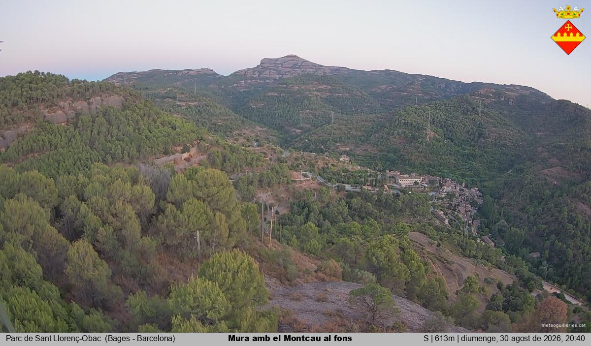 Mura amb el Montcau al fons