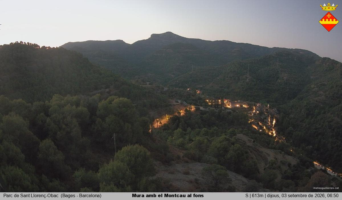 Mura amb el Montcau al fons