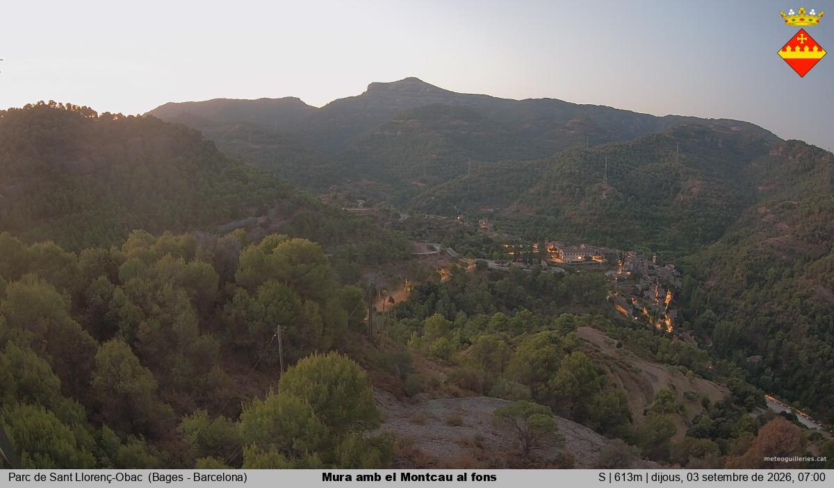 Mura amb el Montcau al fons