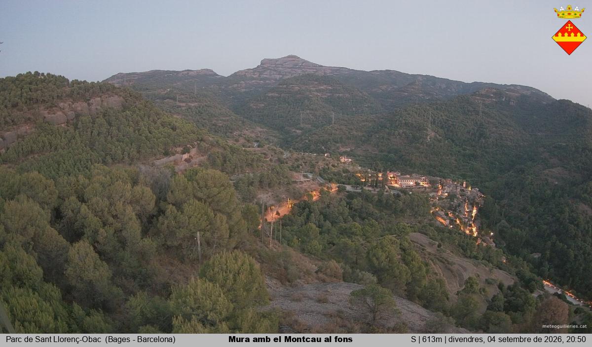 Mura amb el Montcau al fons