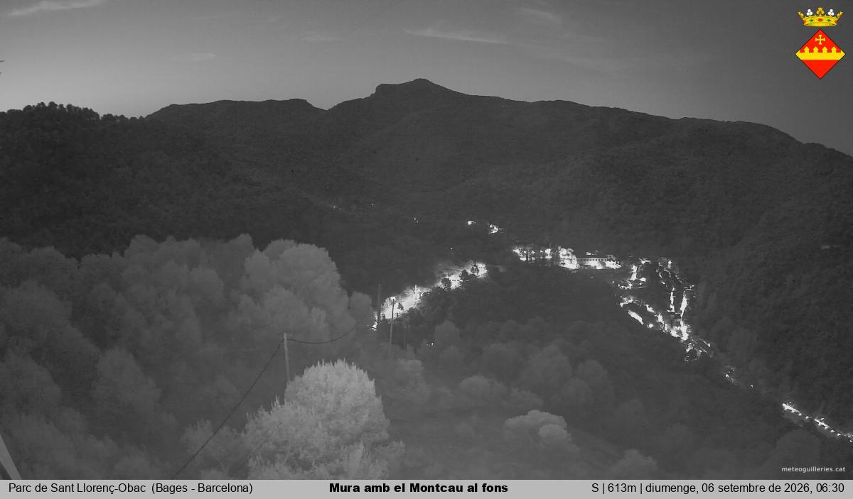 Mura amb el Montcau al fons