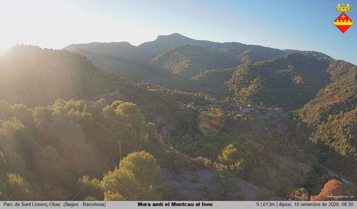 Mura amb el Montcau al fons