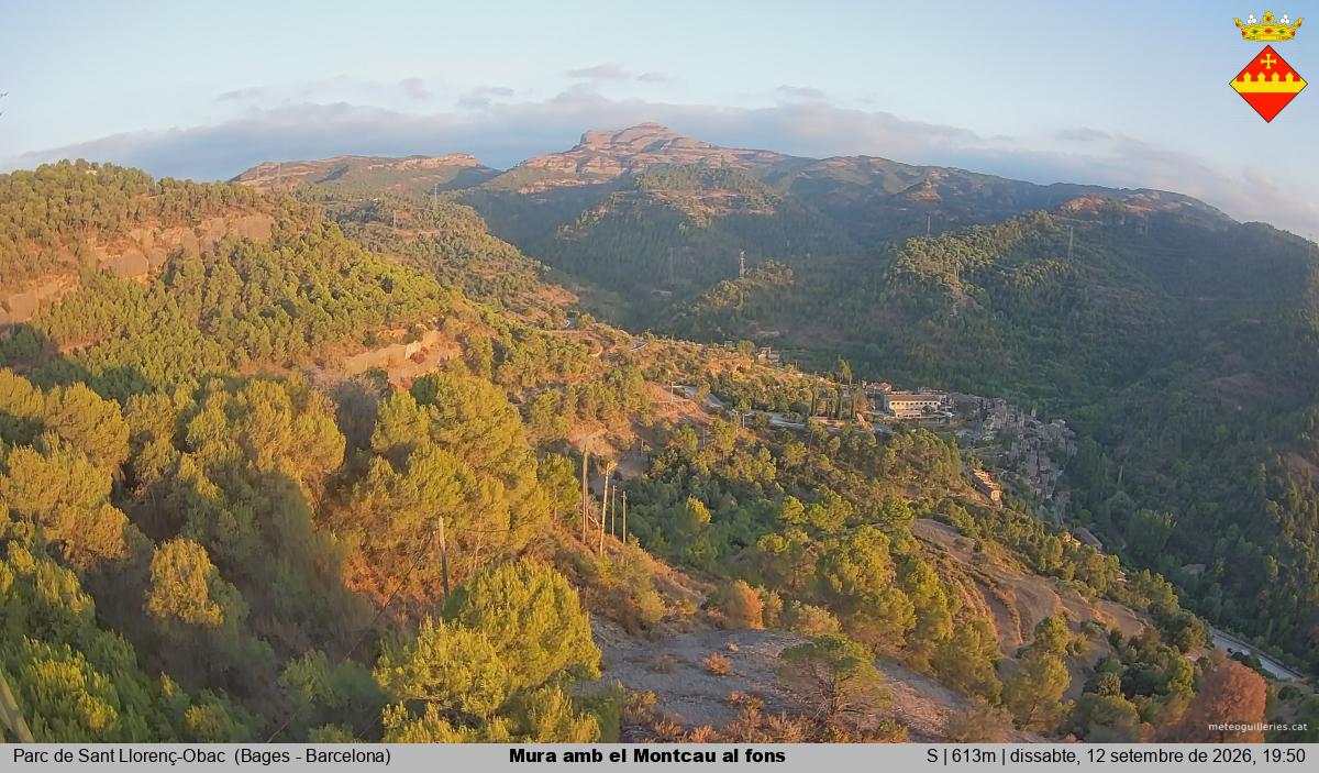 Mura amb el Montcau al fons