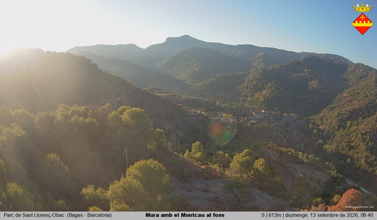 Mura amb el Montcau al fons
