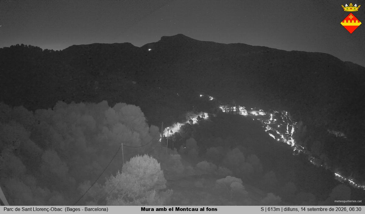 Mura amb el Montcau al fons
