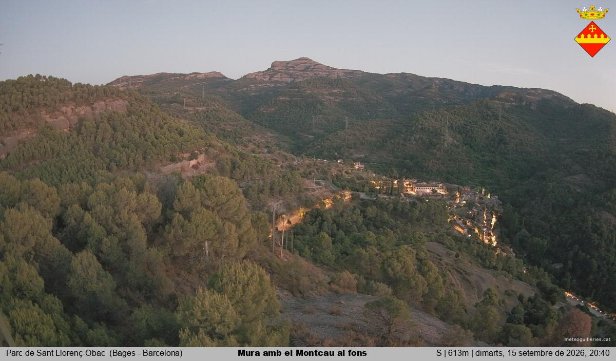 Mura amb el Montcau al fons