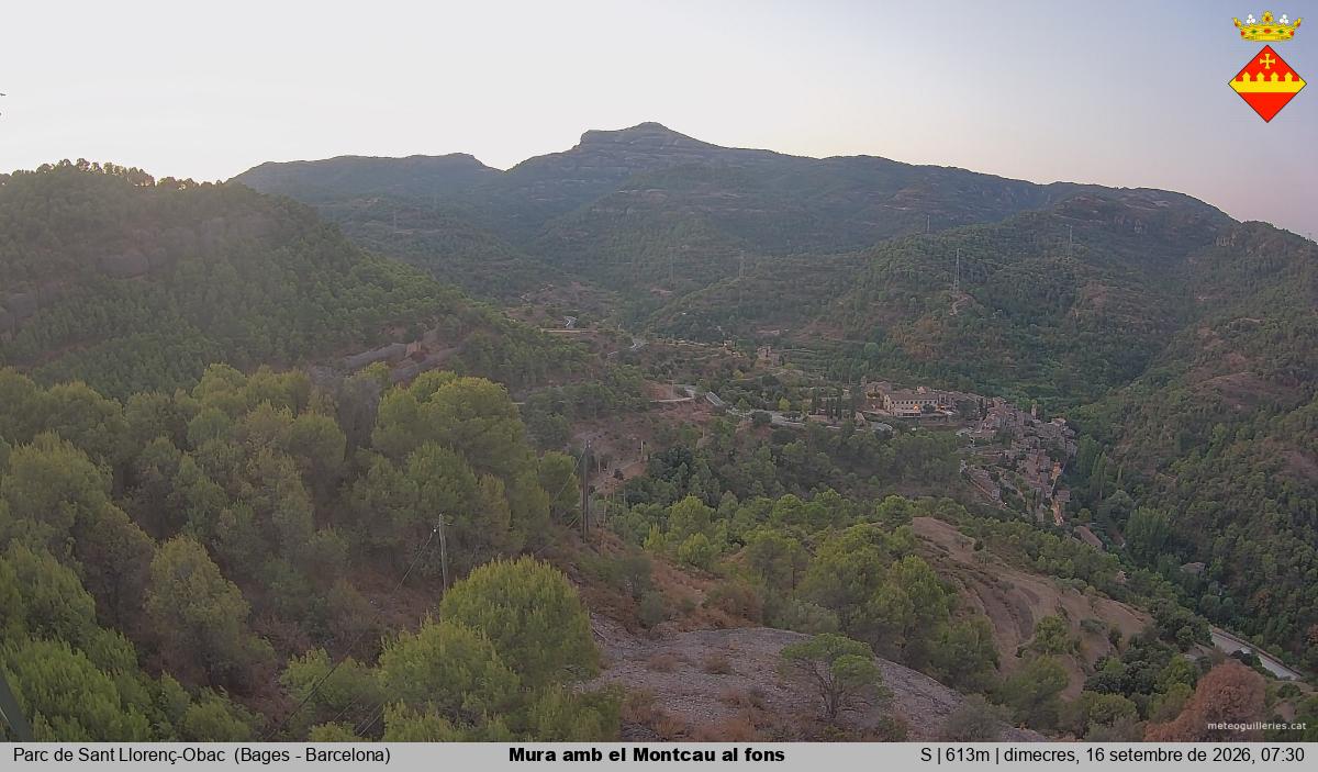 Mura amb el Montcau al fons