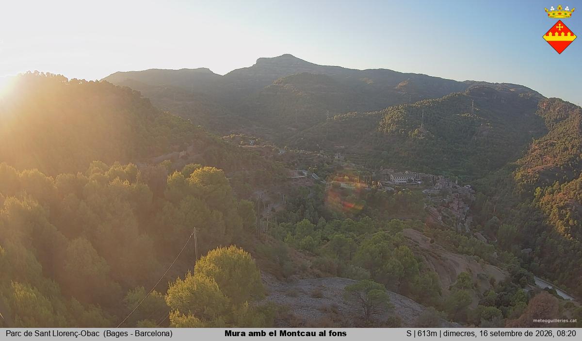 Mura amb el Montcau al fons
