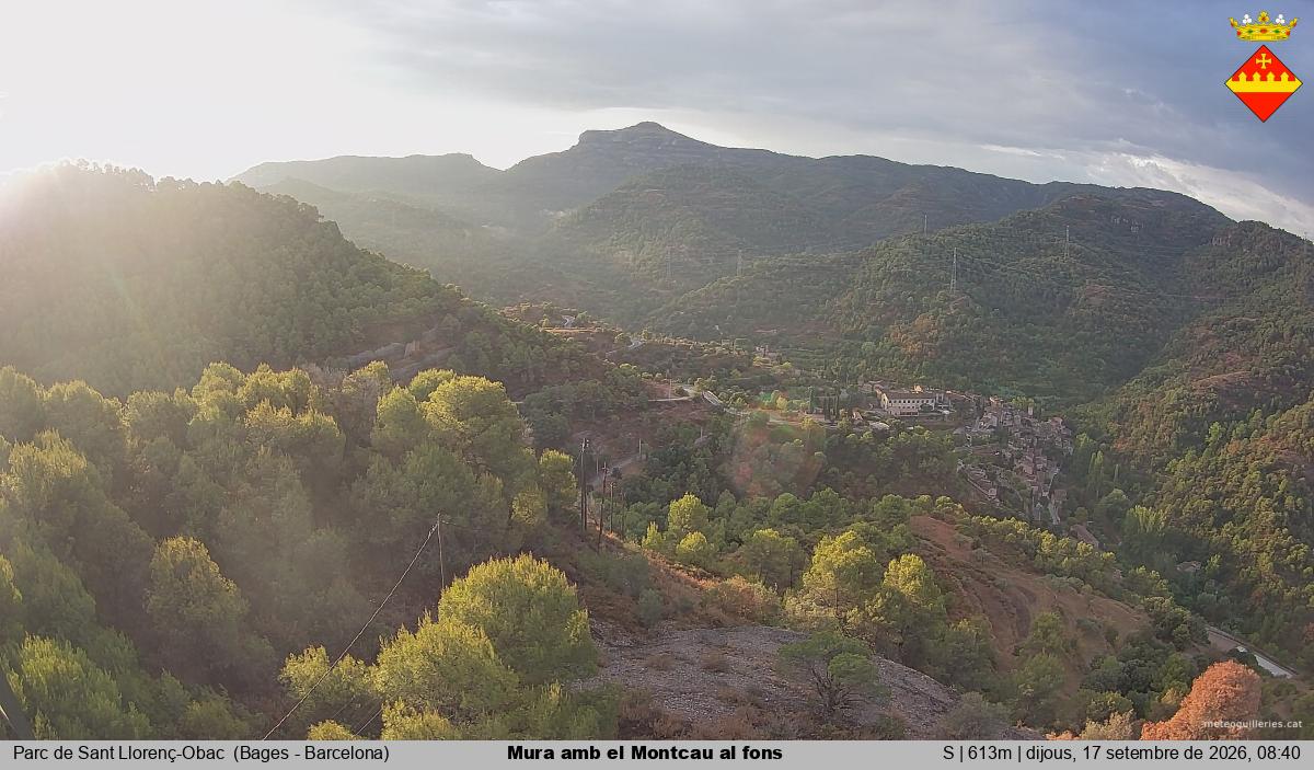 Mura amb el Montcau al fons