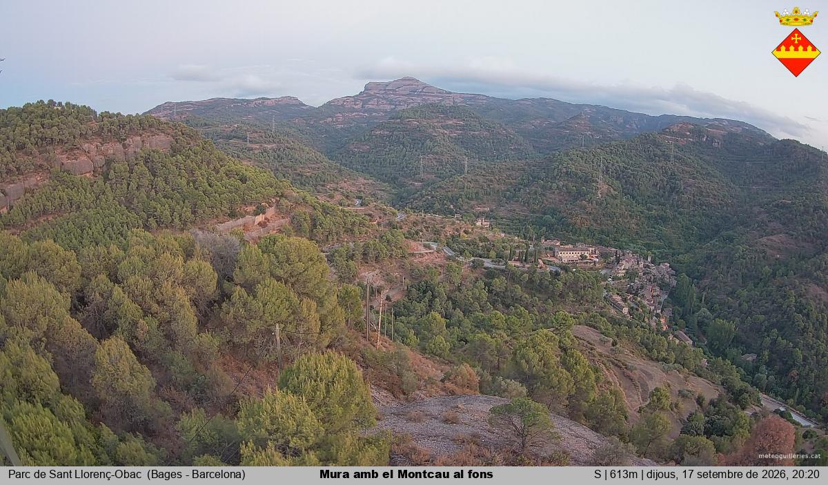 Mura amb el Montcau al fons