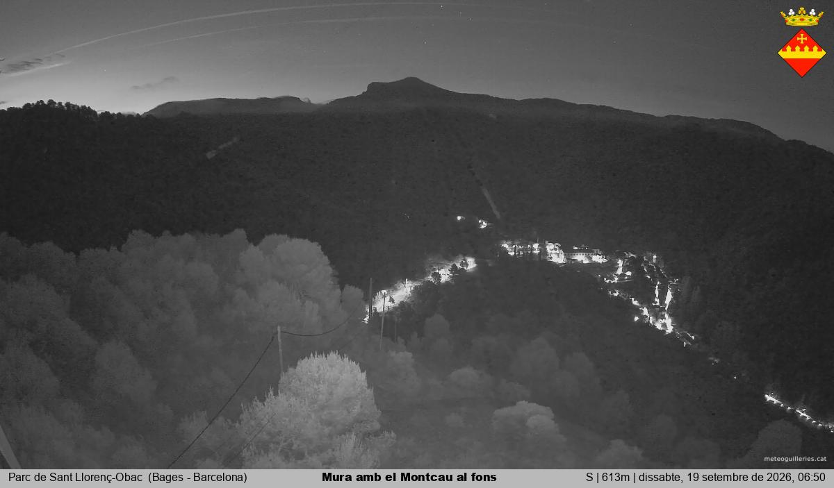 Mura amb el Montcau al fons