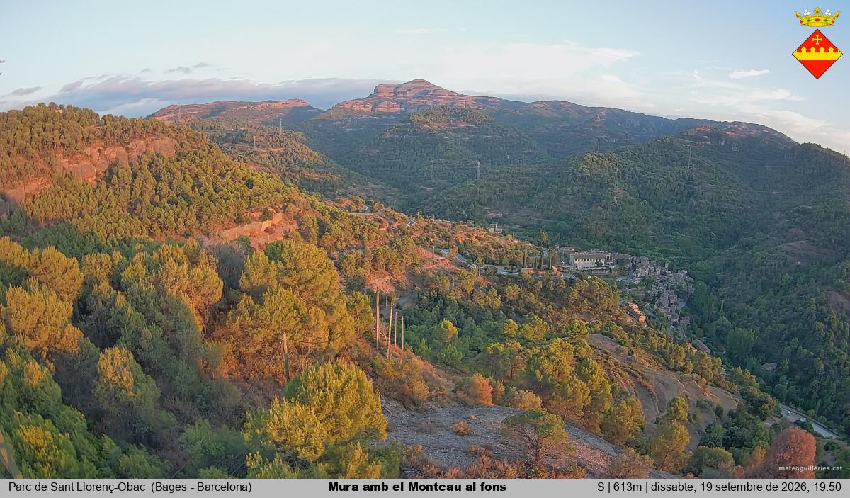 Mura amb el Montcau al fons