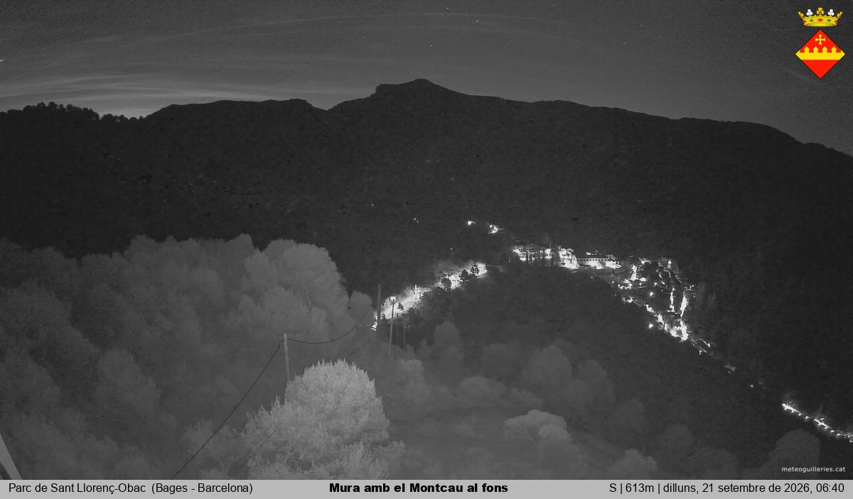 Mura amb el Montcau al fons