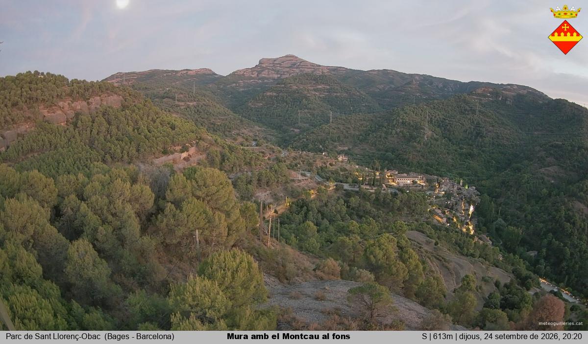 Mura amb el Montcau al fons