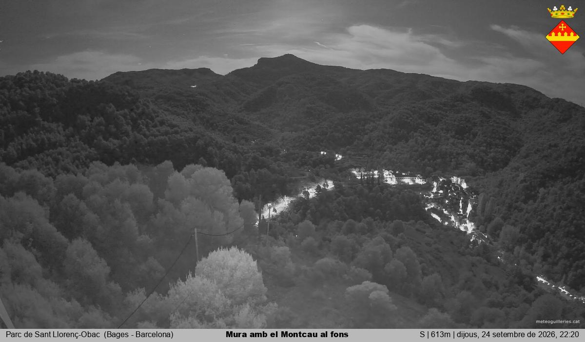 Mura amb el Montcau al fons