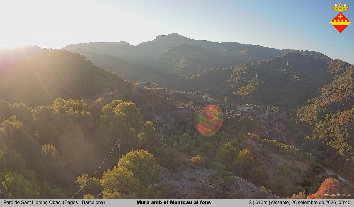 Mura amb el Montcau al fons