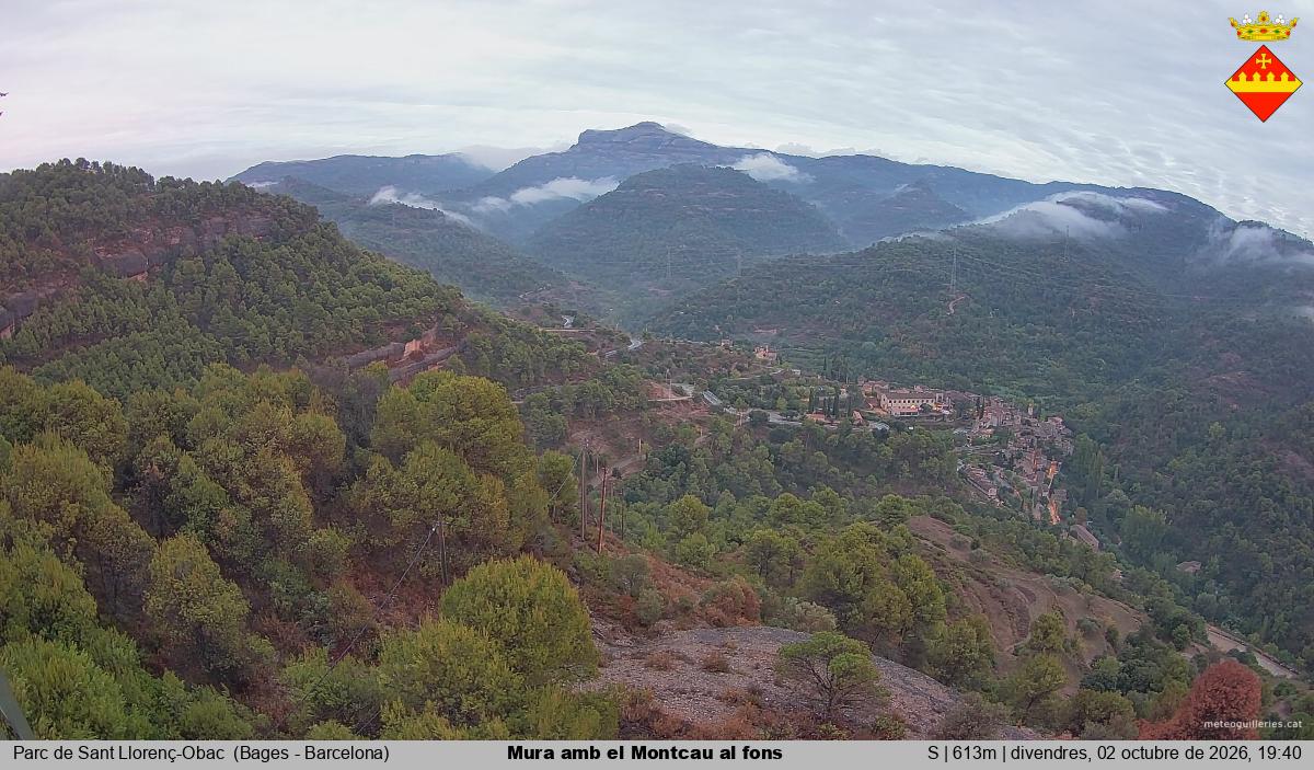 Mura amb el Montcau al fons