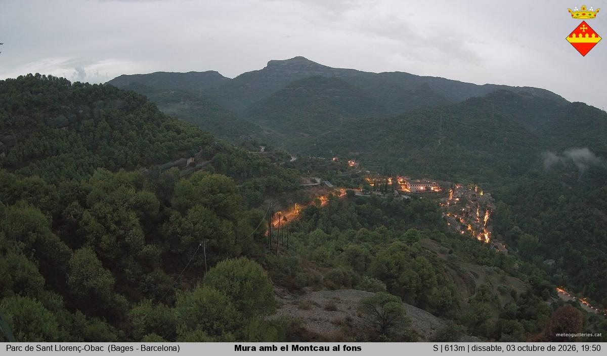 Mura amb el Montcau al fons
