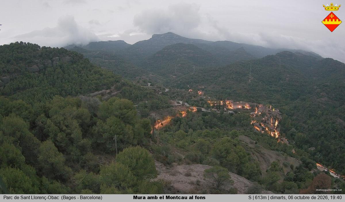 Mura amb el Montcau al fons