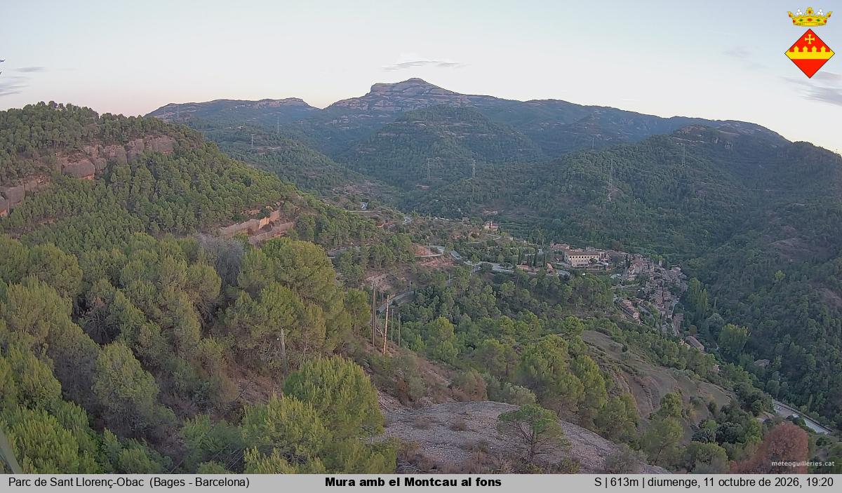 Mura amb el Montcau al fons