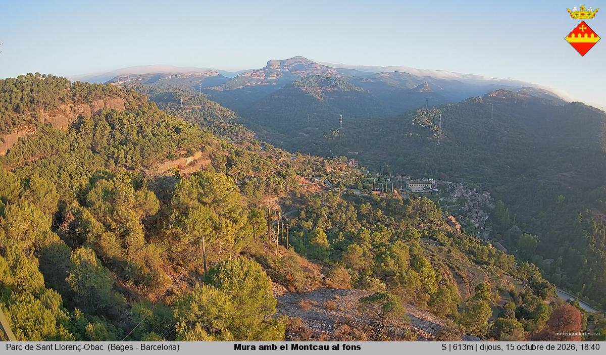 Mura amb el Montcau al fons