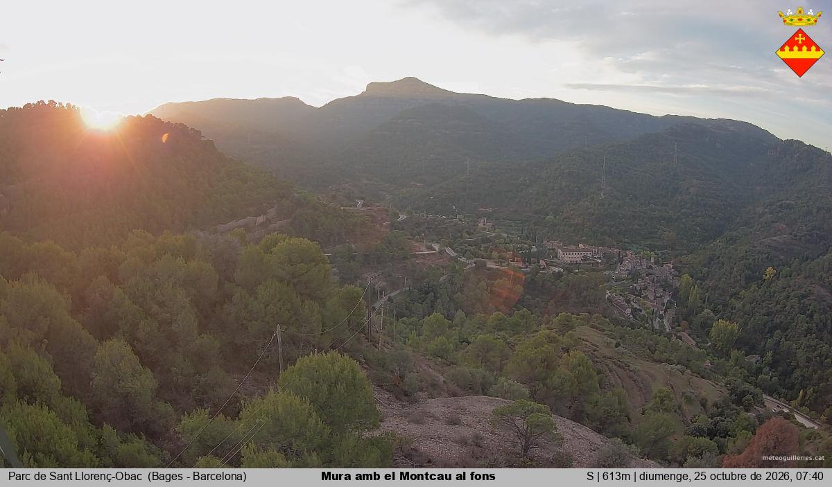 Mura amb el Montcau al fons