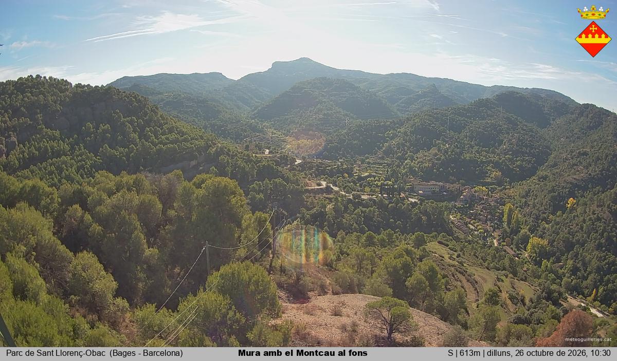 Mura amb el Montcau al fons