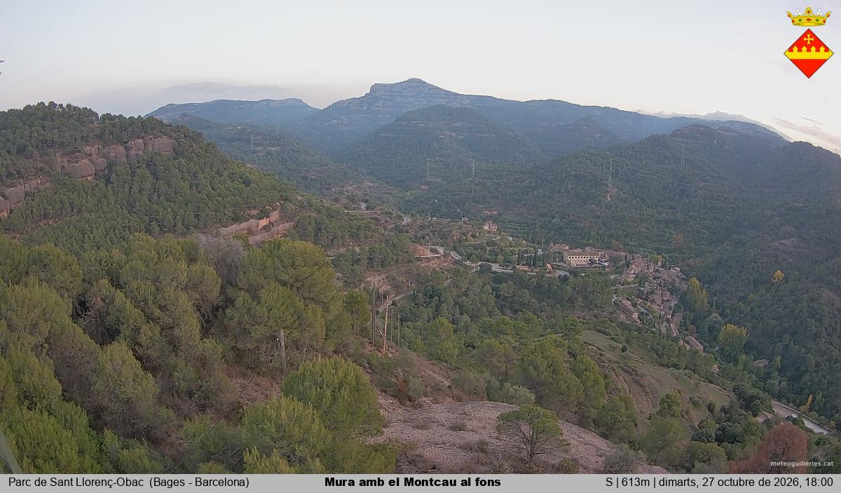 Mura amb el Montcau al fons