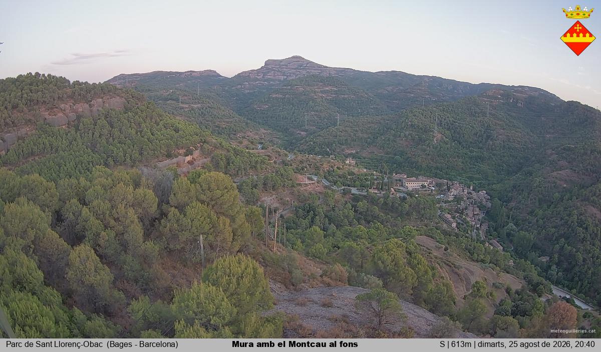 Mura amb el Montcau al fons