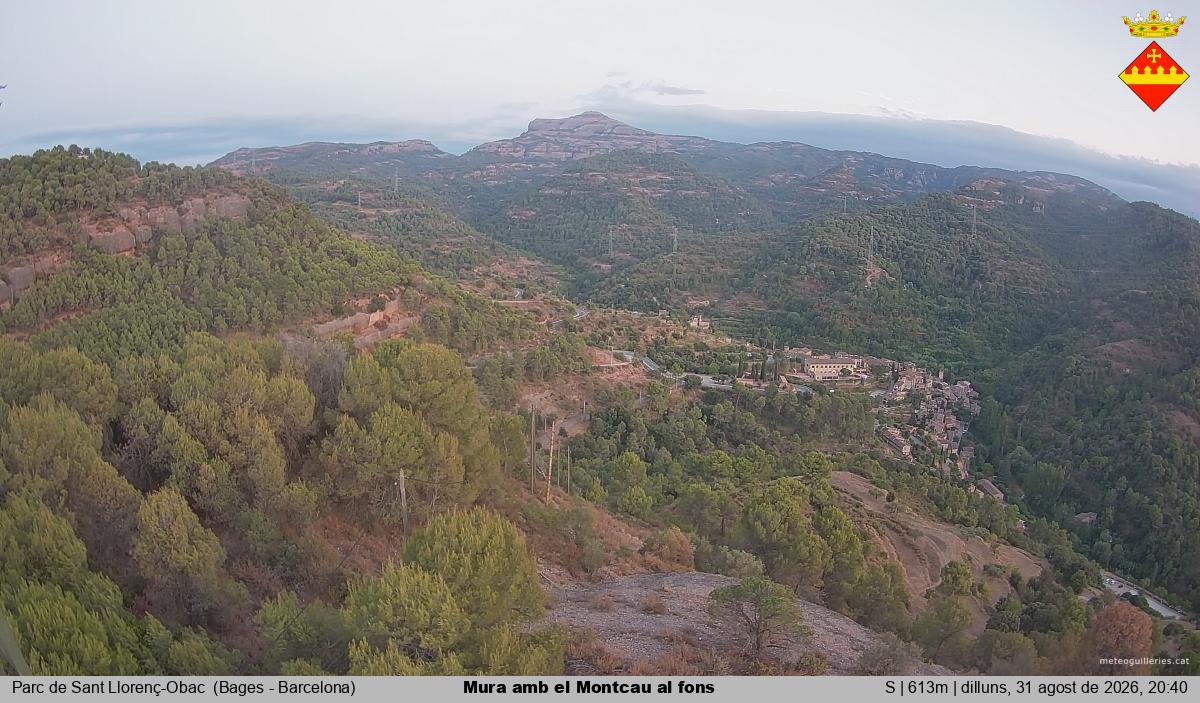Mura amb el Montcau al fons