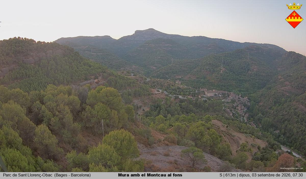 Mura amb el Montcau al fons