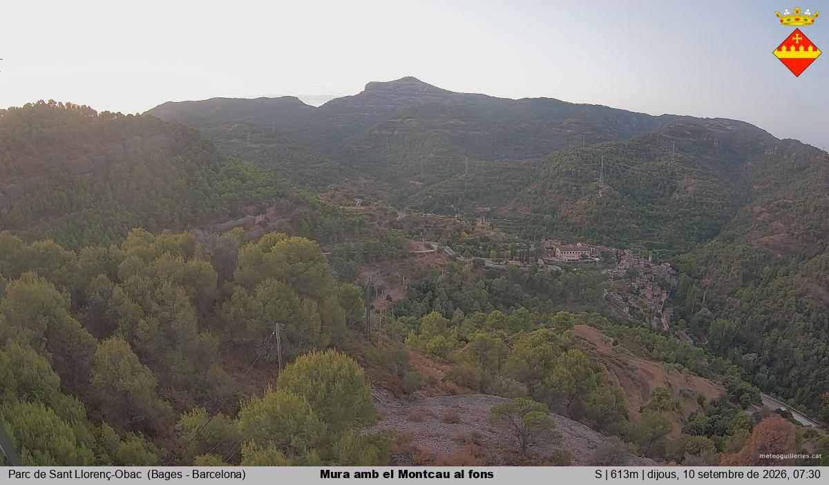 Mura amb el Montcau al fons