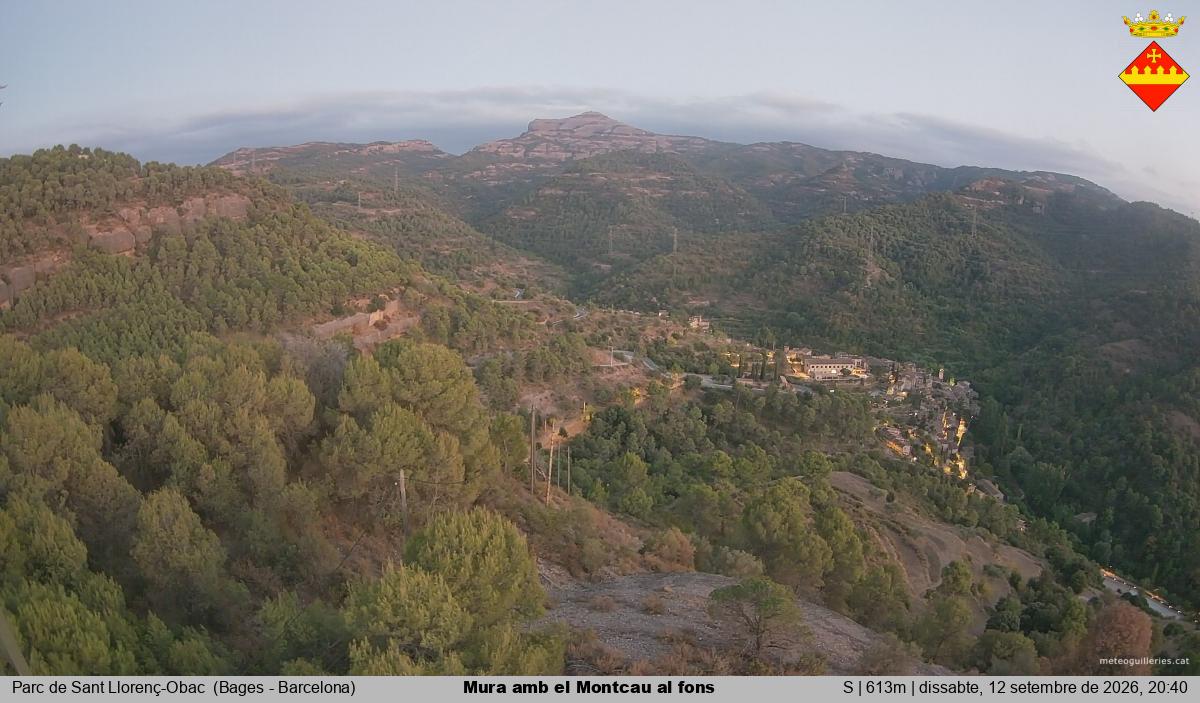 Mura amb el Montcau al fons