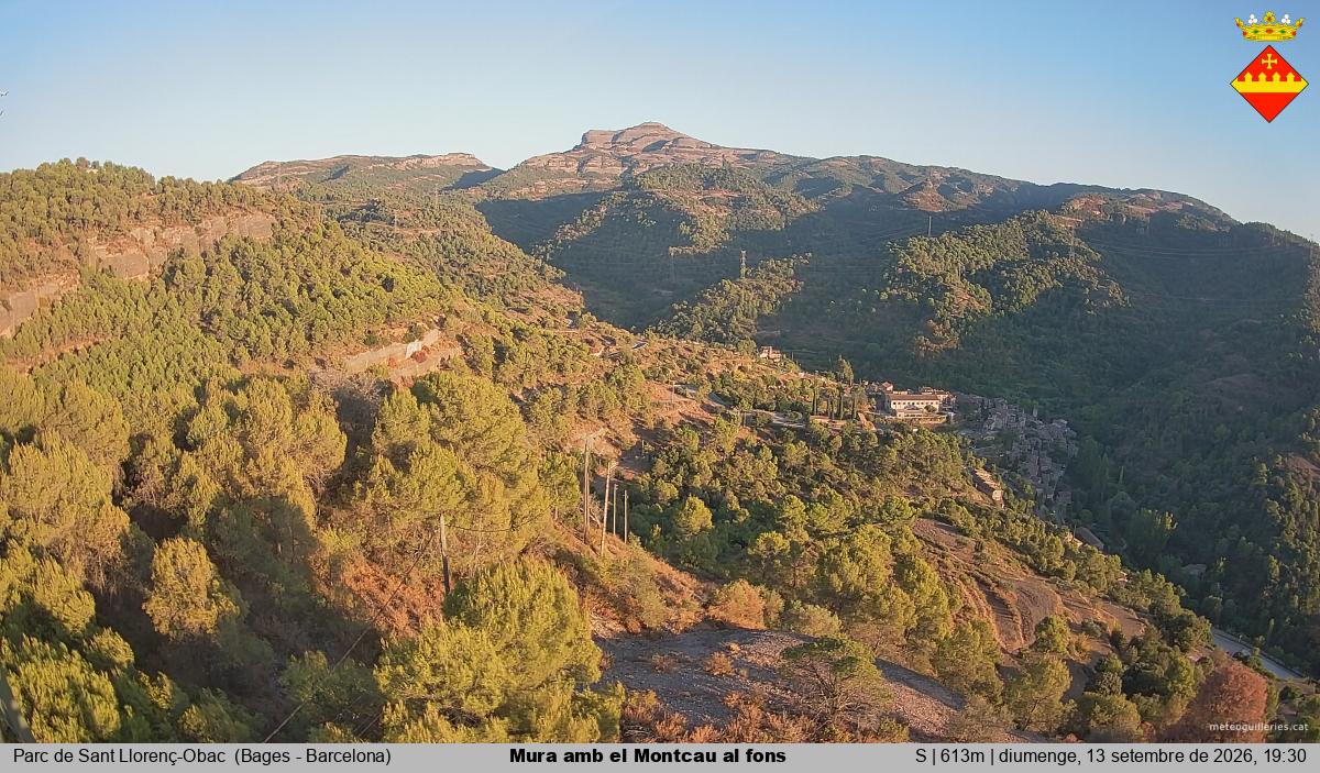 Mura amb el Montcau al fons