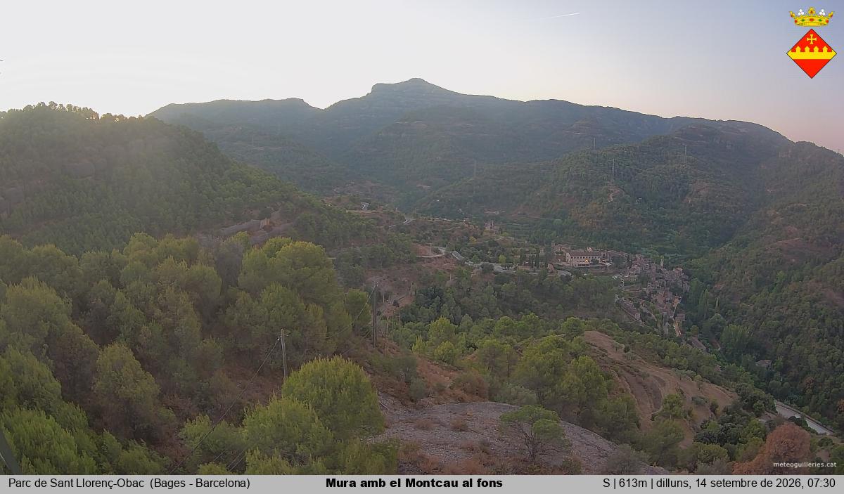 Mura amb el Montcau al fons