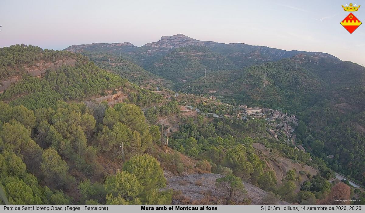 Mura amb el Montcau al fons