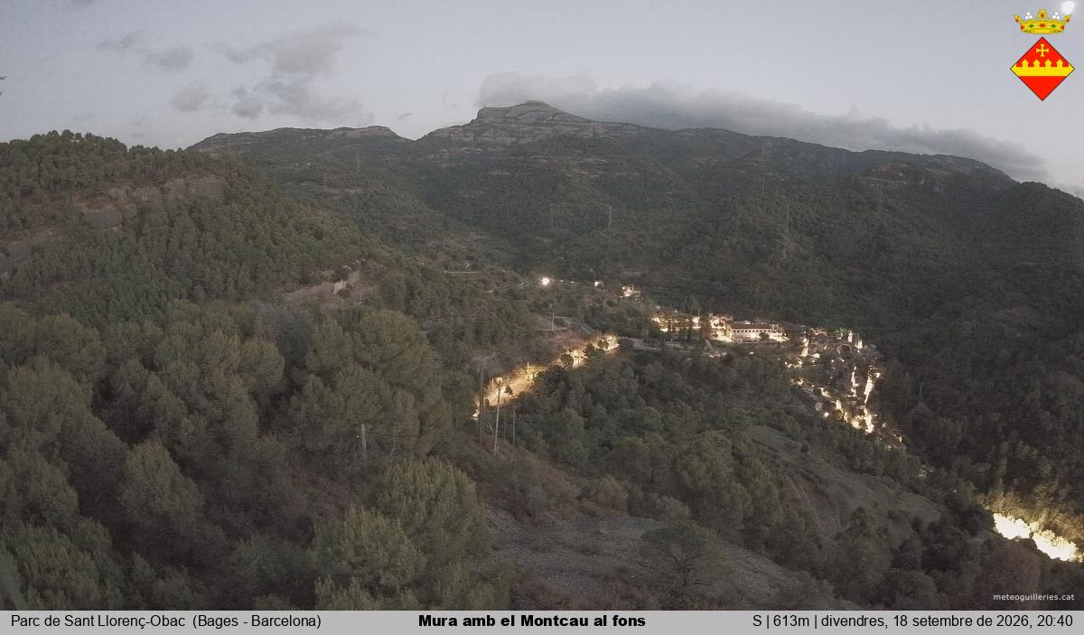 Mura amb el Montcau al fons