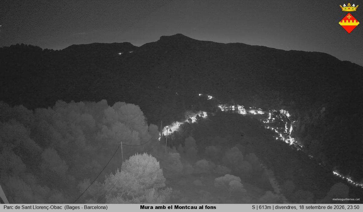 Mura amb el Montcau al fons
