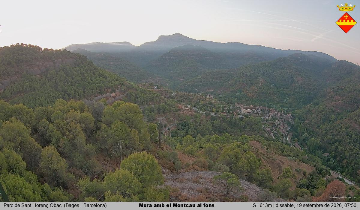 Mura amb el Montcau al fons