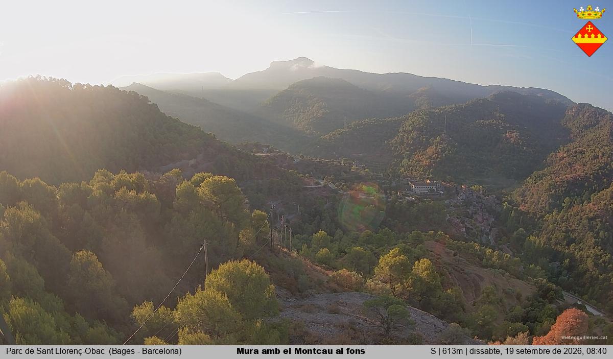 Mura amb el Montcau al fons