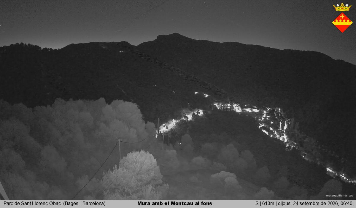 Mura amb el Montcau al fons