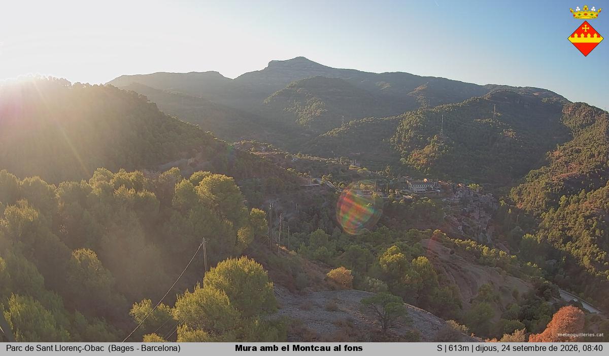 Mura amb el Montcau al fons