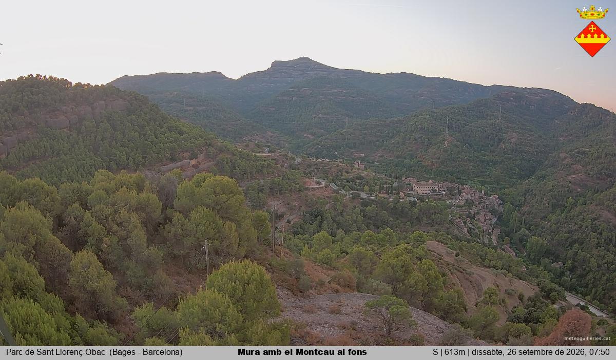 Mura amb el Montcau al fons
