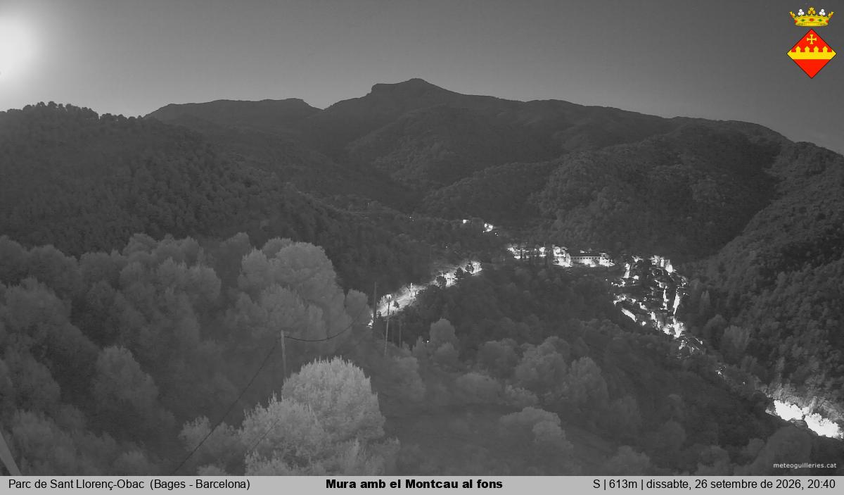 Mura amb el Montcau al fons