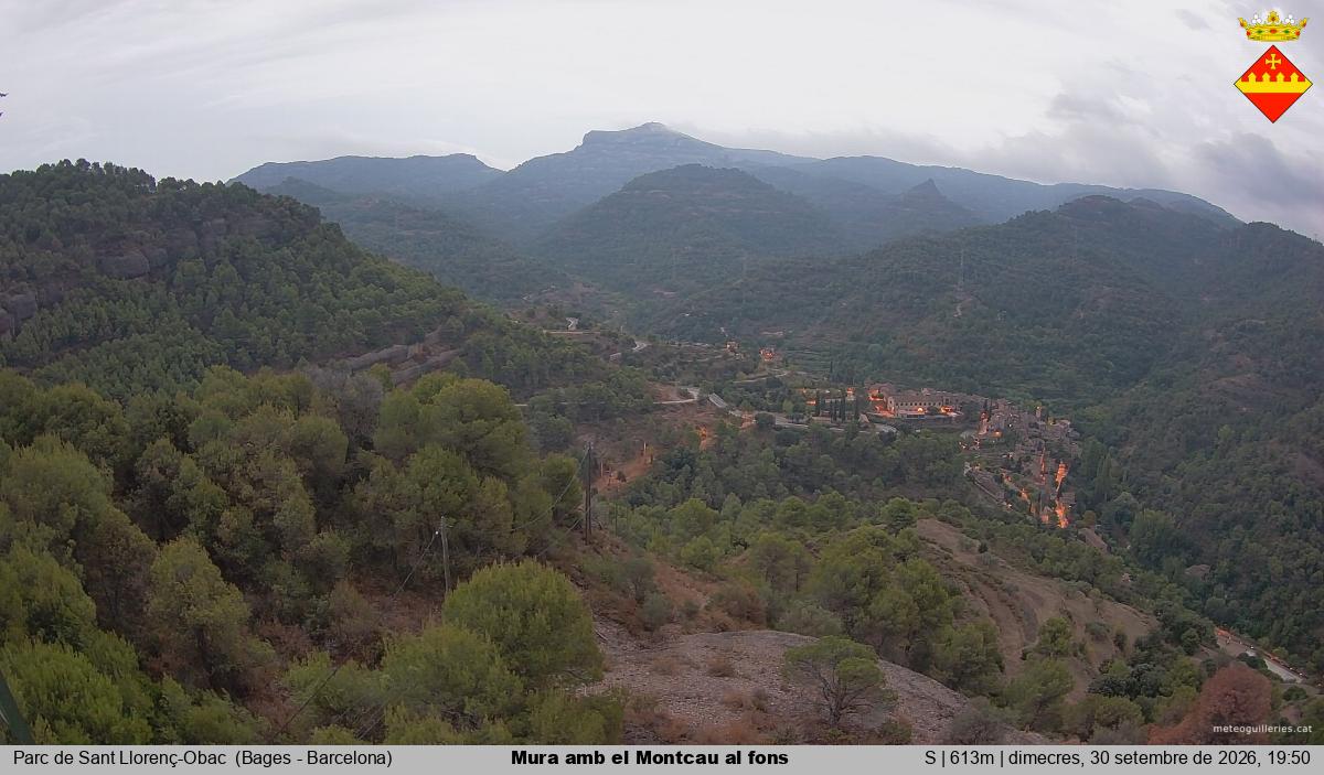 Mura amb el Montcau al fons